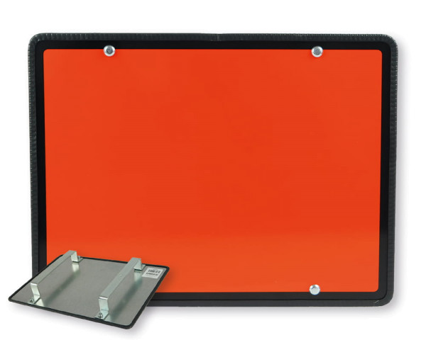 Oranges Schild mit schwarzem Rand und Kantenschutz und zwei Haltern auf der Rückseite