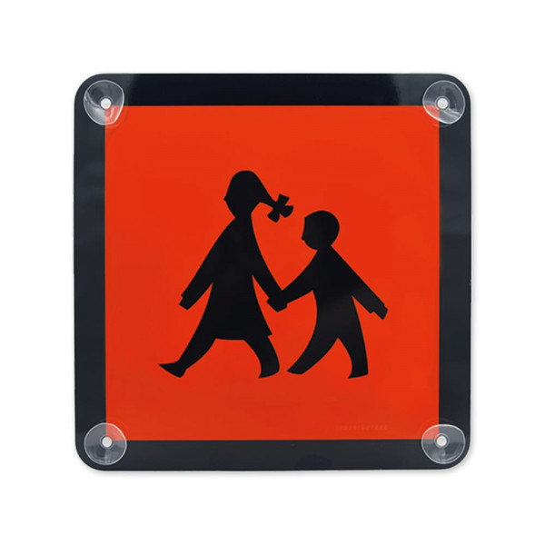 Quadratisches oranges Schulbusschild mit schwarzem Rahmen und mittig mit zwei Kindern Hand in Hand