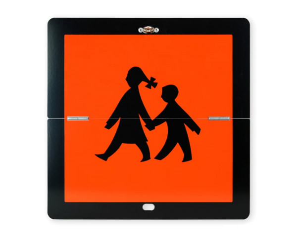 Quadratisches oranges Schulbusschild mit schwarzem Rahmen und mittig mit zwei Kindern Hand in Hand