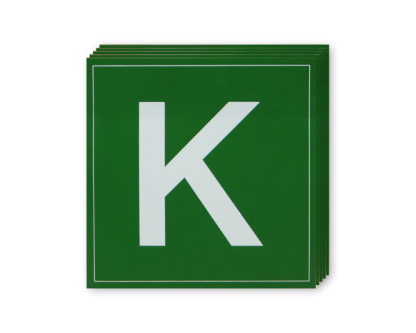 grünes Schild mit weißem K mittig und dünnem weißen eingerücktem Rand