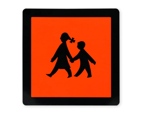 Quadratisches oranges Schulbusschild mit schwarzem Rahmen und mittig mit zwei Kindern Hand in Hand