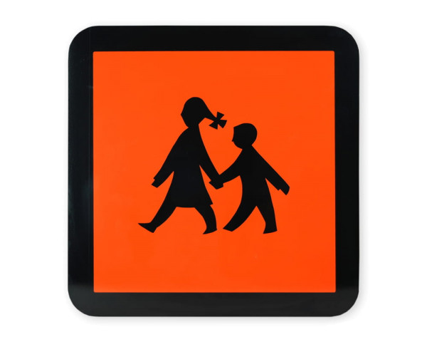 Quadratisches oranges Schulbusschild mit schwarzem Rahmen und mittig mit zwei Kindern Hand in Hand