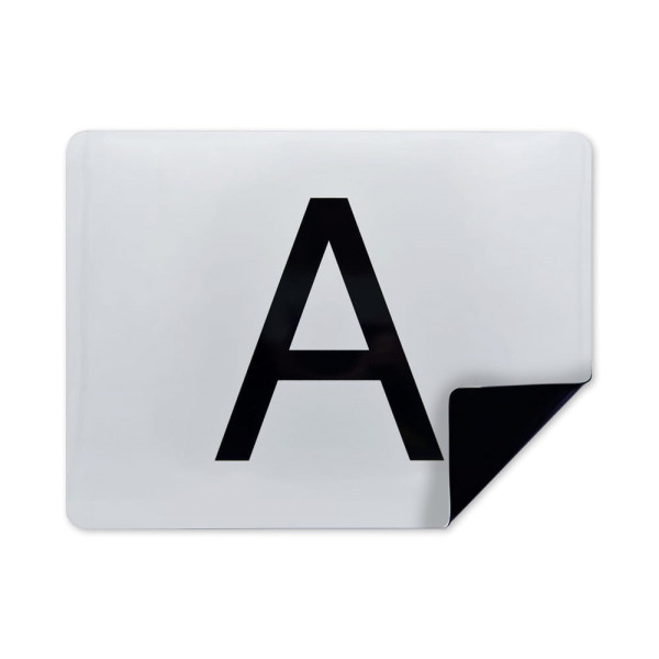 Weißes Schild mit schwarzem A auf Magnetfolie aufgebracht