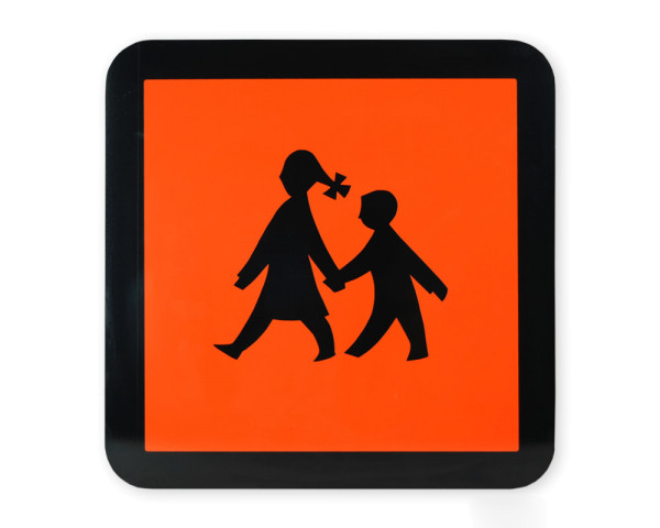 Quadratisches oranges Schulbusschild mit schwarzem Rahmen und mittig mit zwei Kindern Hand in Hand